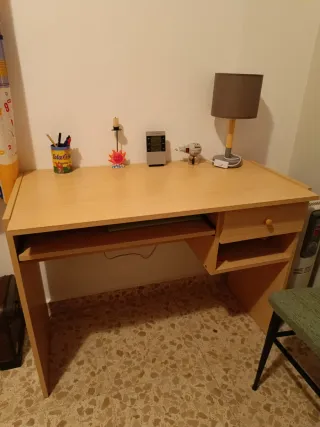 Cama, mesita, armario, escritorio y zapatero