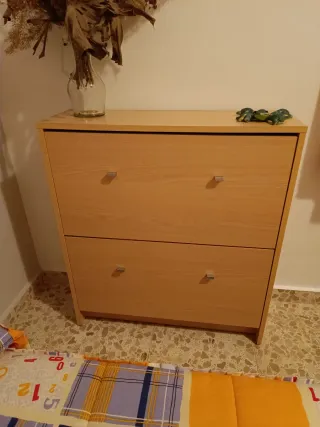 Cama, mesita, armario, escritorio y zapatero