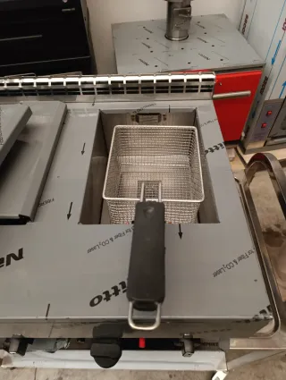 Freidora industrial a gas de 8+8 litros con grifo