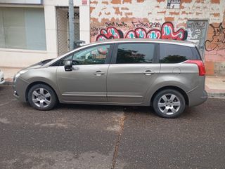 Peugeot 5008 2011