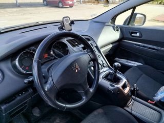 Peugeot 5008 2011
