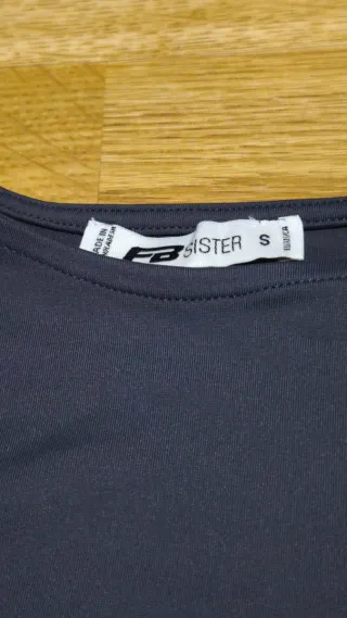 Camiseta elástica corte lateral