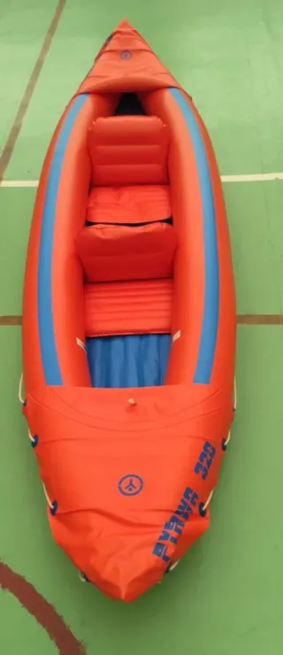 Kayak inflable naranja y azul