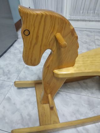 Caballito de madera estilo antiguo