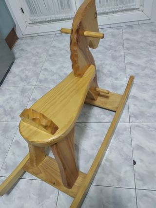 Caballito de madera estilo antiguo