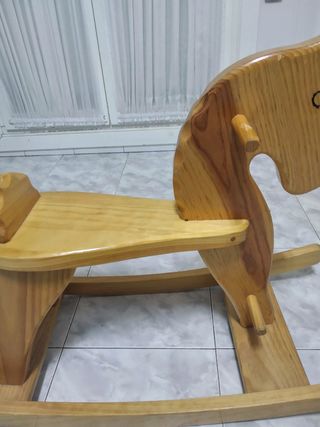 Caballito de madera estilo antiguo