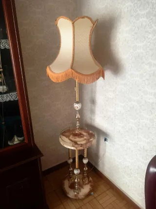 Lámpara de pie antigua con mesa auxiliar