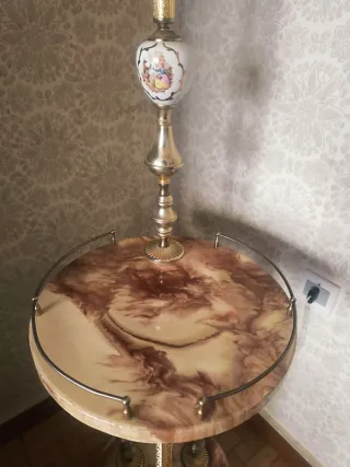 Lámpara de pie antigua con mesa auxiliar