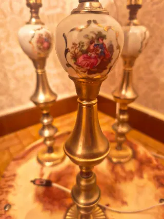 Lámpara de pie antigua con mesa auxiliar