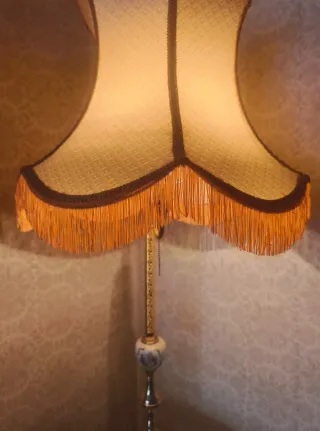 Lámpara de pie antigua con mesa auxiliar