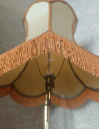 Lámpara de pie antigua con mesa auxiliar