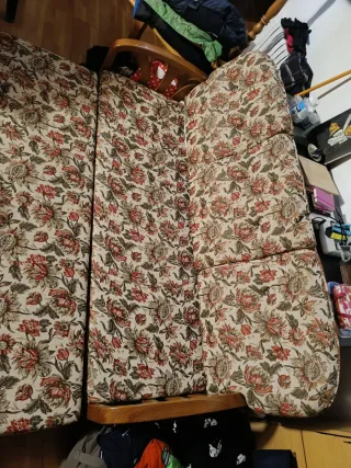 Sofá cama de tela y madera