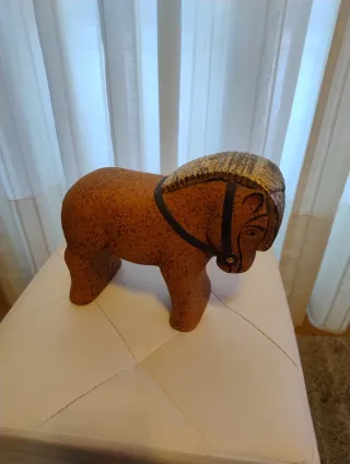 Cavallo in coccio con criniera oro