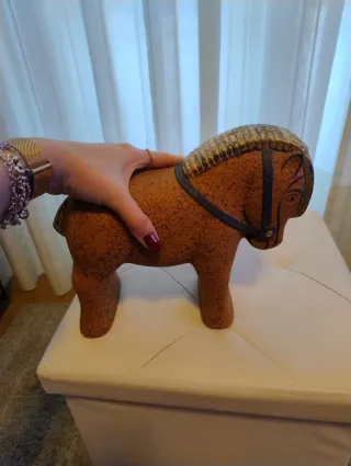 Cavallo in coccio con criniera oro