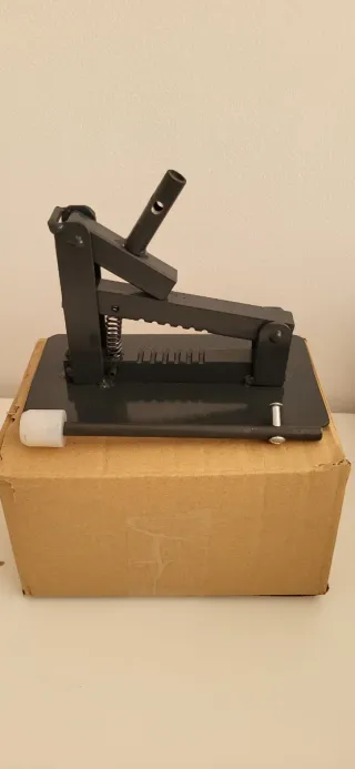 Máquina con muelle para partir almendras