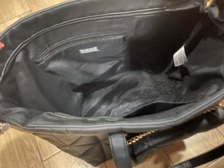 Bolso negro acolchado con cadena