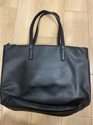 Bolso negro acolchado con cadena