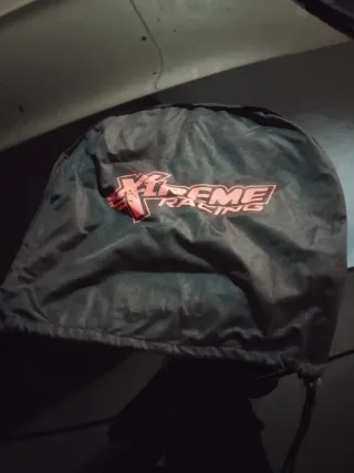 Casco de motocross con su funda.