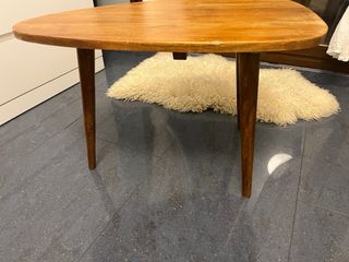 Mesa auxiliar mango macizo estilo 50s