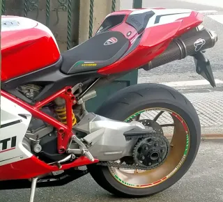 Ducati Moto Deportiva Roja y Blanca
