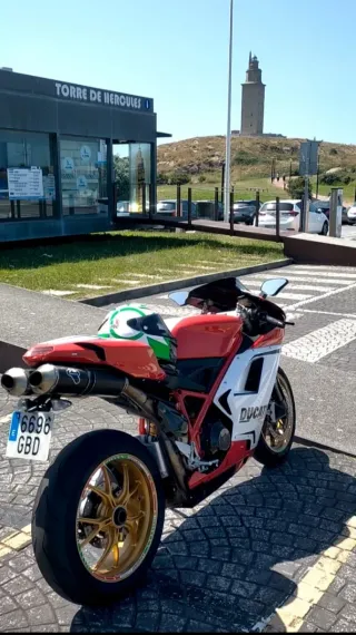 Ducati Moto Deportiva Roja y Blanca