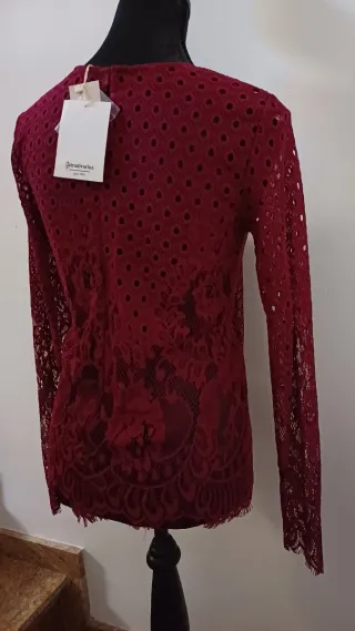 Camiseta encaje granate manga larga