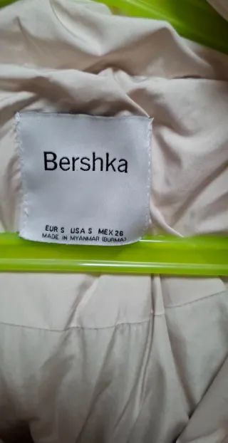 Abrigo Bershka Talla S Beige