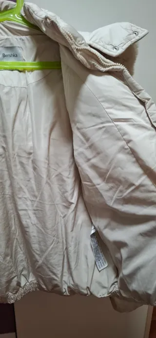 Abrigo Bershka Talla S Beige