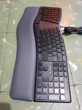 Teclado Ergonómico Cherry Negro y Gris