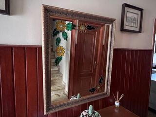 Espejo decorativo dorado con flores