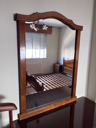 Espejo de madera con marco curvo