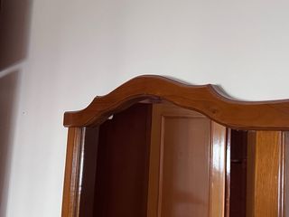 Espejo de madera con marco curvo