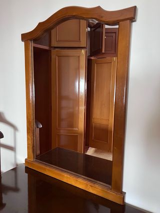 Espejo de madera con marco curvo