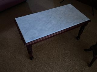 Mesa de centro de mármol y madera