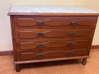 Cómoda de madera con tapa de mármol