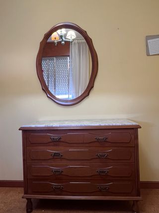 Cómoda de madera con tapa de mármol