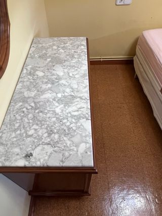 Cómoda de madera con tapa de mármol