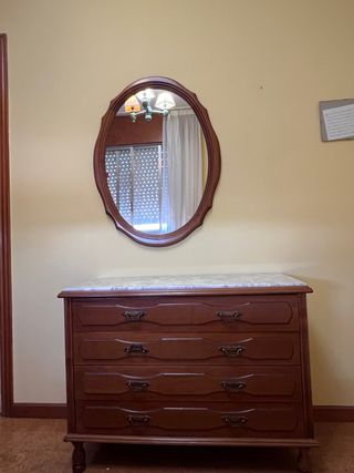 Cómoda de madera con tapa de mármol