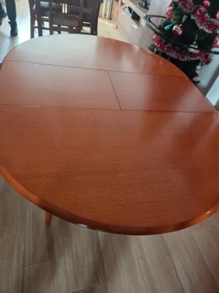 Mesa de comedor redonda de madera