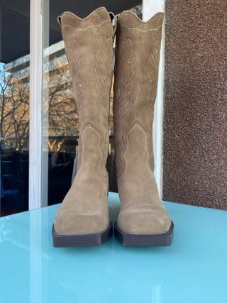 Botas altas ante Stradivarius beige