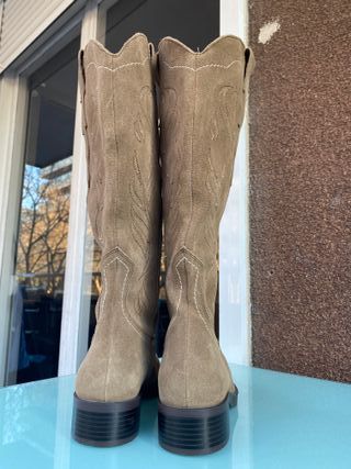 Botas altas ante Stradivarius beige