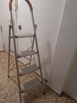 Escalera aluminio 4 peldaños