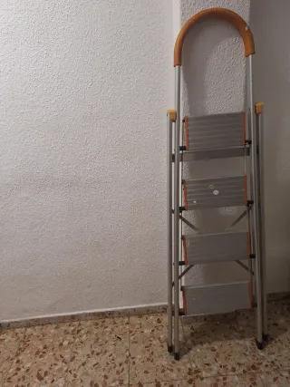 Escalera aluminio 4 peldaños