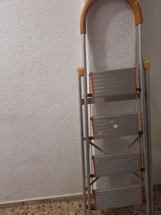Escalera aluminio 4 peldaños