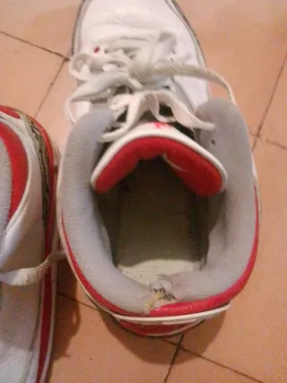 Zapatillas Nike Air Jordan Blancas y Rojas