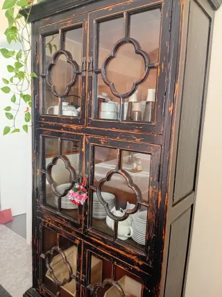 Vitrina de madera y cristal negra