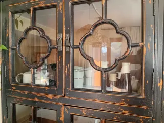 Vitrina de madera y cristal negra