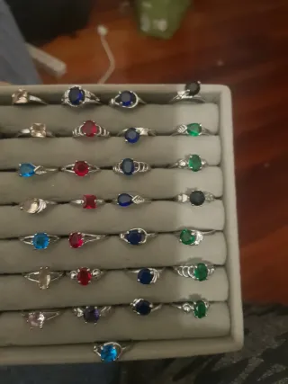 Anillos con brillante de colores.5€ unidad..
