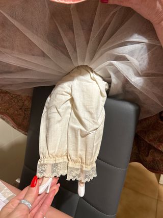 Bambola porcellana e tessuto vintage