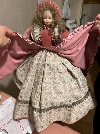 Bambola porcellana e tessuto vintage